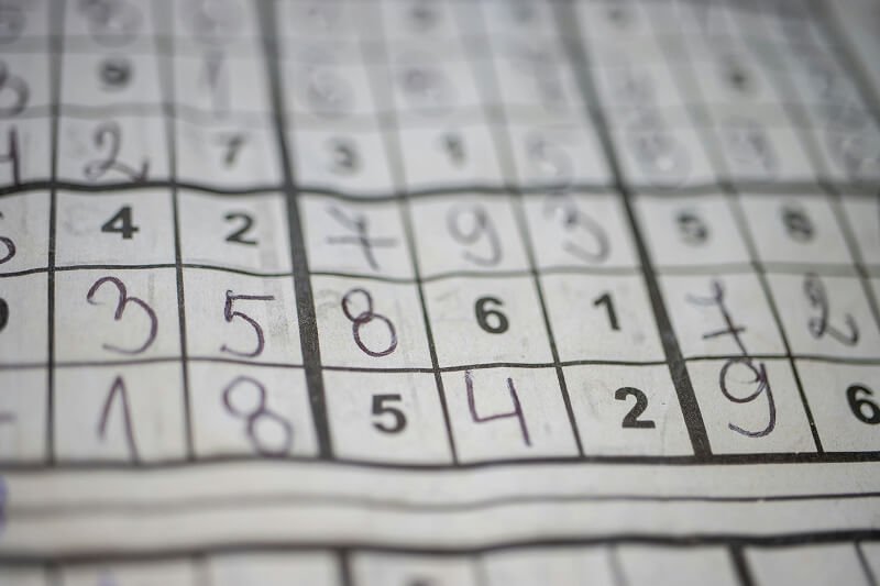 gambar permainan sudoku di sebuah buku