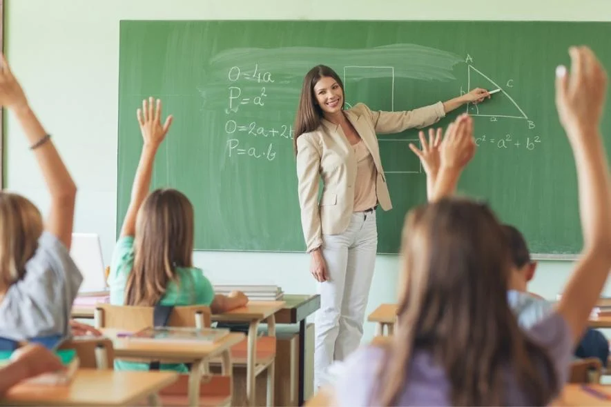 guru wali kelas sedang mengajar di kelas