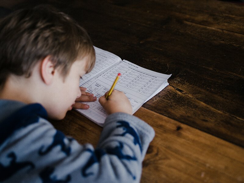 anak yang sedang mempelajari metode belajar matematika