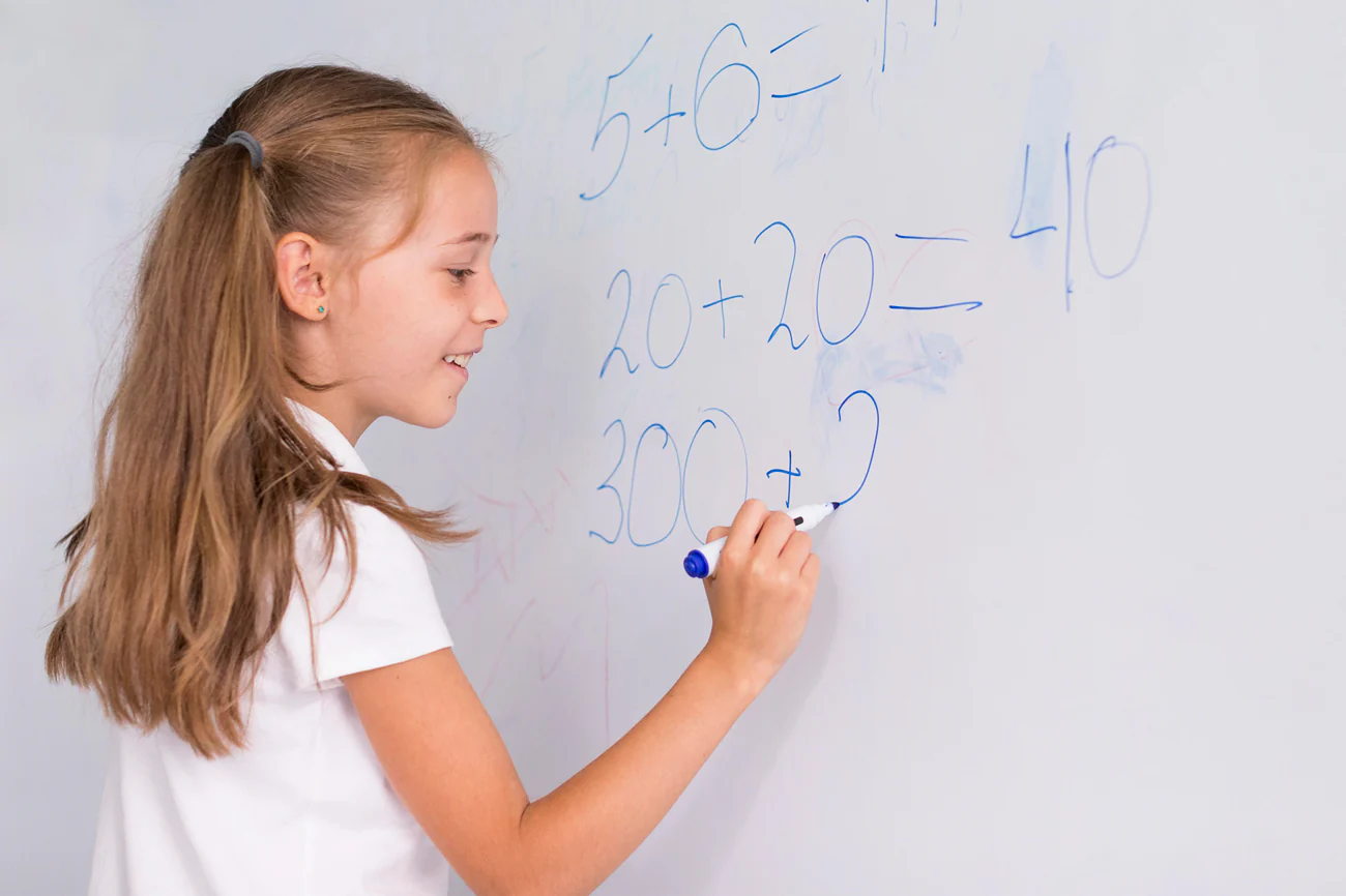 anak mengerjakan soal matematika di papan tulis