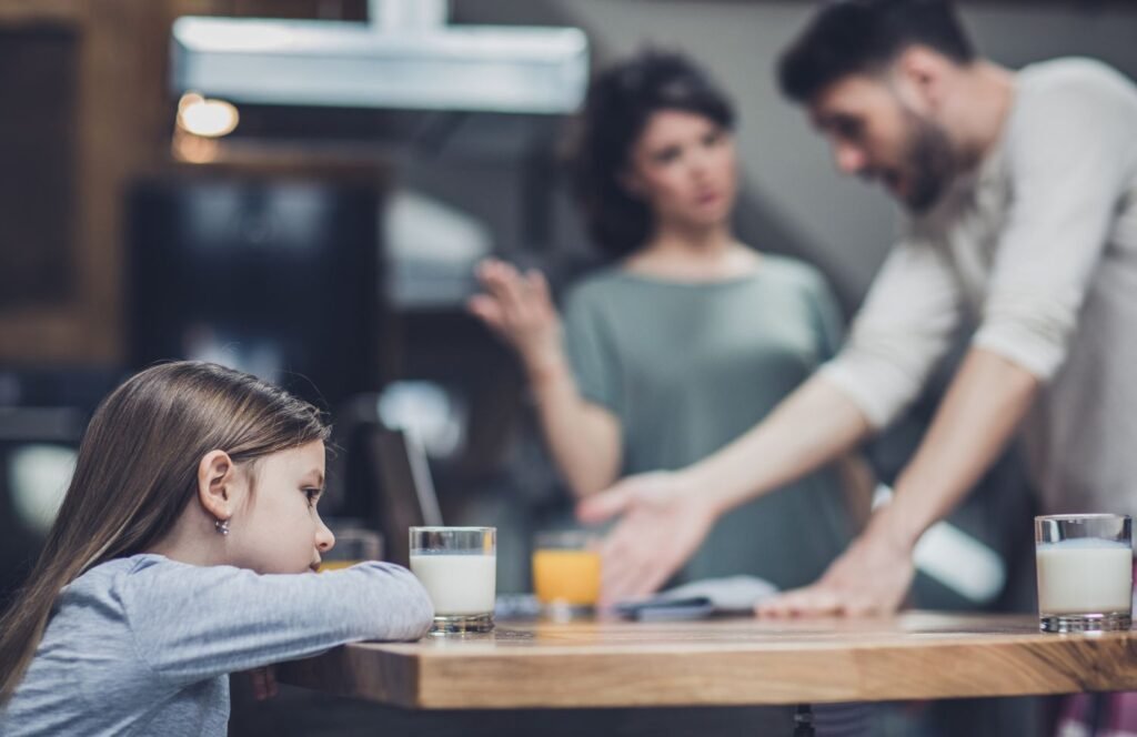 suasana orang tua memberikan tekanan ke anak
